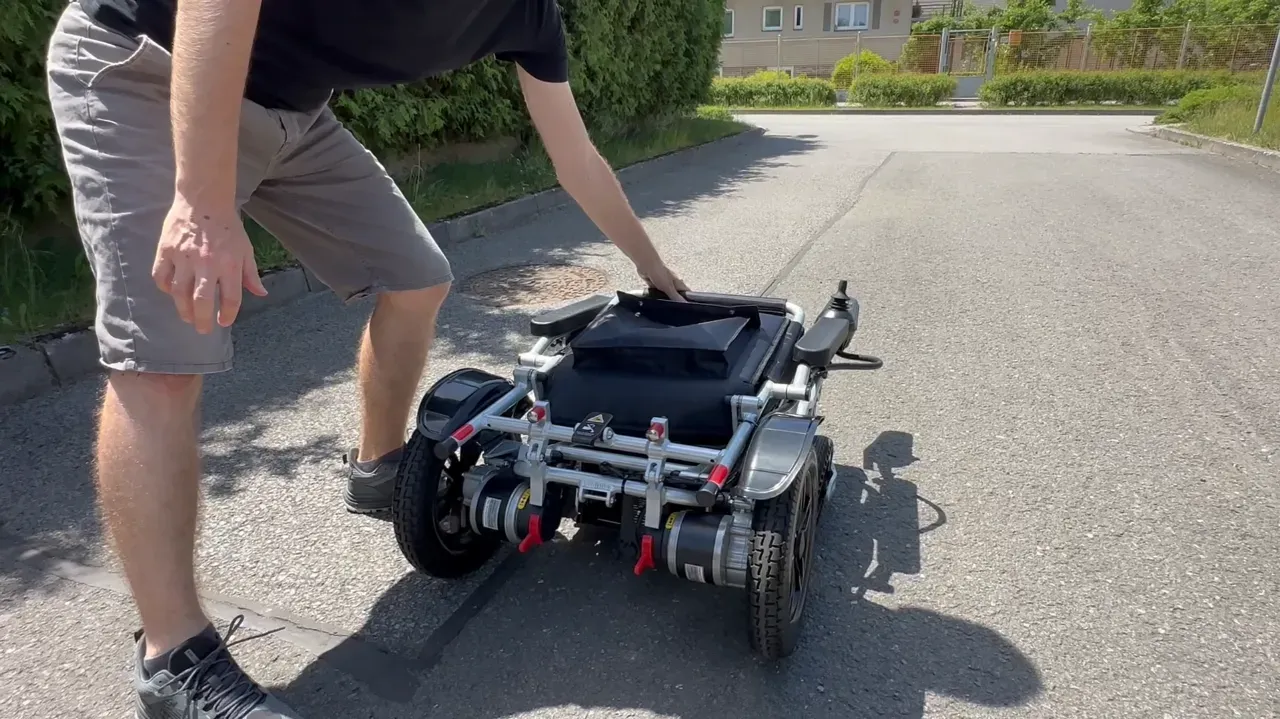 Skladací elektrický invalidný vozík – Dokonalý sprievodca výberom, vlastnosťami a možnosťami modernej mobility foto